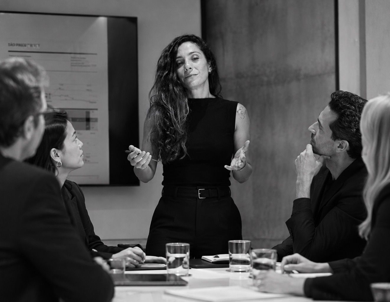 Carol Fonseca conduzindo uma conversa de liderança com uma equipe